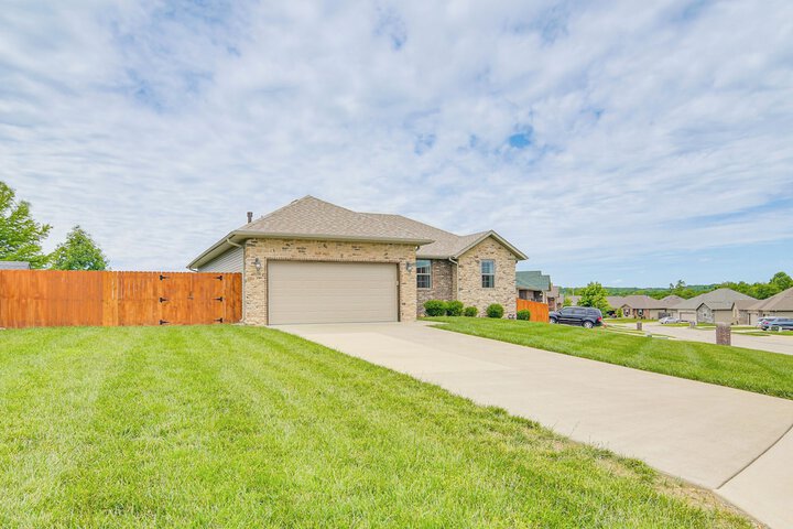 Pool Access Grill & Gazebo: Ozark Getaway!