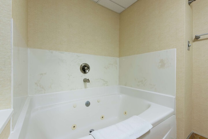 Hampton Inn & Suites Cleveland-Airport / Middleburg Heights