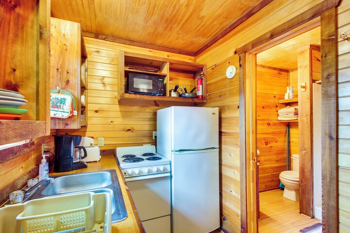 Cedar Falls Cabins #6: Hillside w / Views!