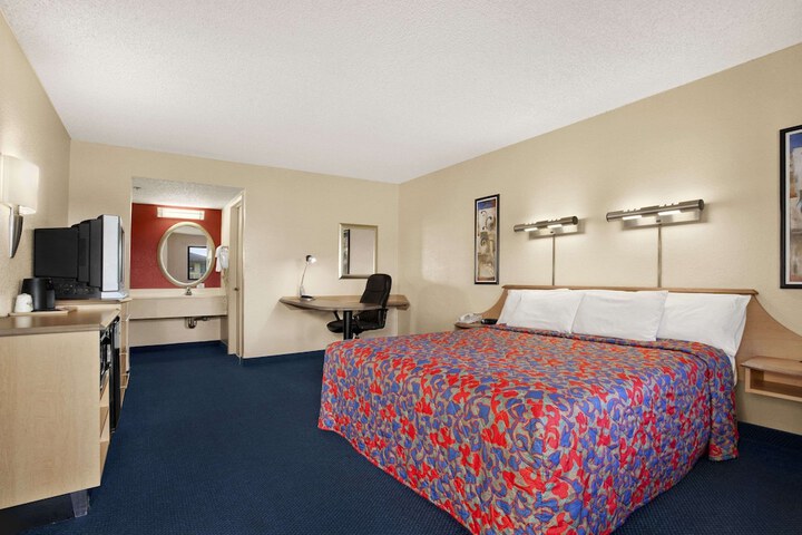 Room 13 of 33
