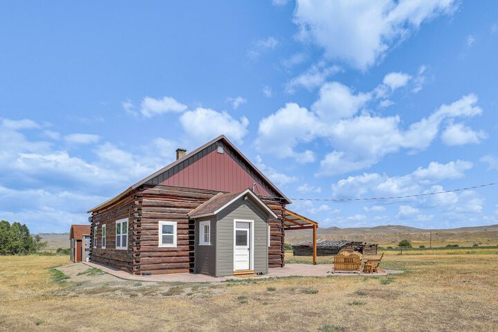 Mountain-view Log Cabin in Wyoming Wilderness