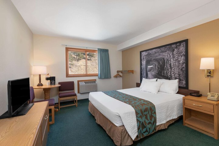 Super 8 by Wyndham Hill City / Mt. Rushmore/ Area