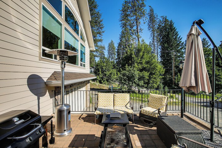 Rathdrum Home w / Hot Tub: Steps to Beach Access!