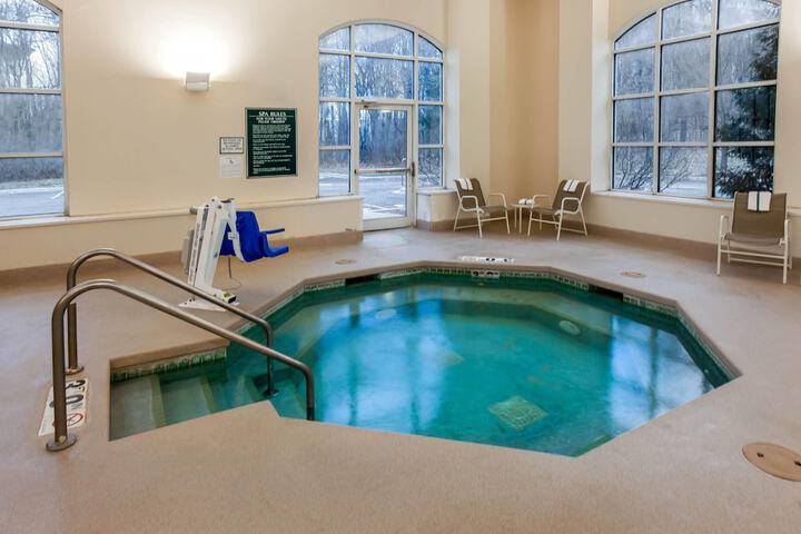 La Quinta Inn & Suites by Wyndham Milwaukee SW New Berlin