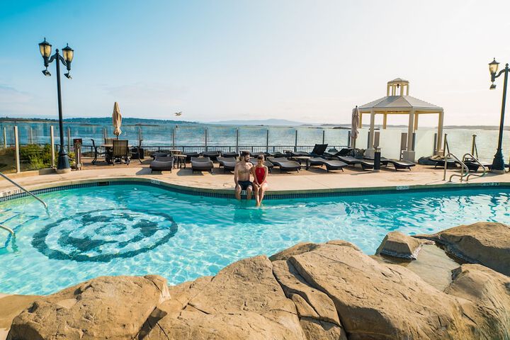 Oak Bay Beach Hotel