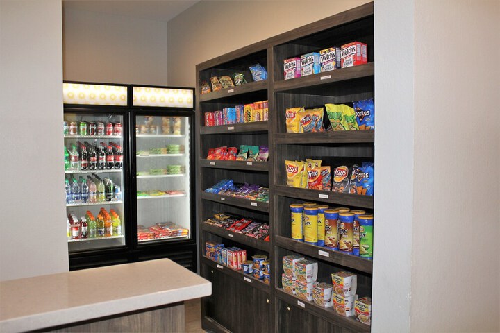 La Quinta Inn & Suites by Wyndham Huntsville Airport Madison