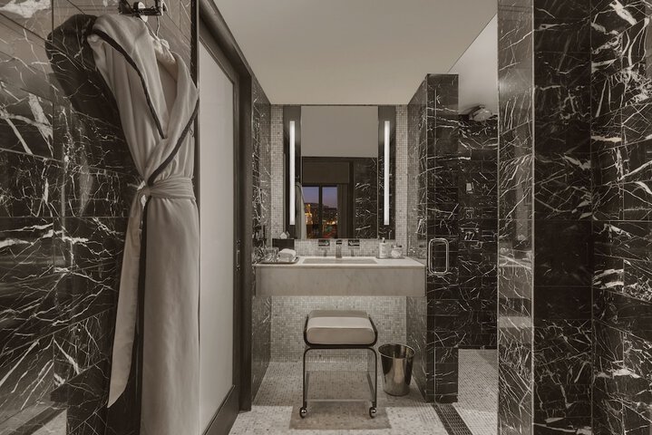 Room 16 of 46