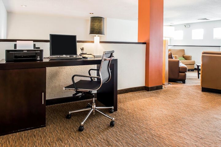 Business Center 14 of 16