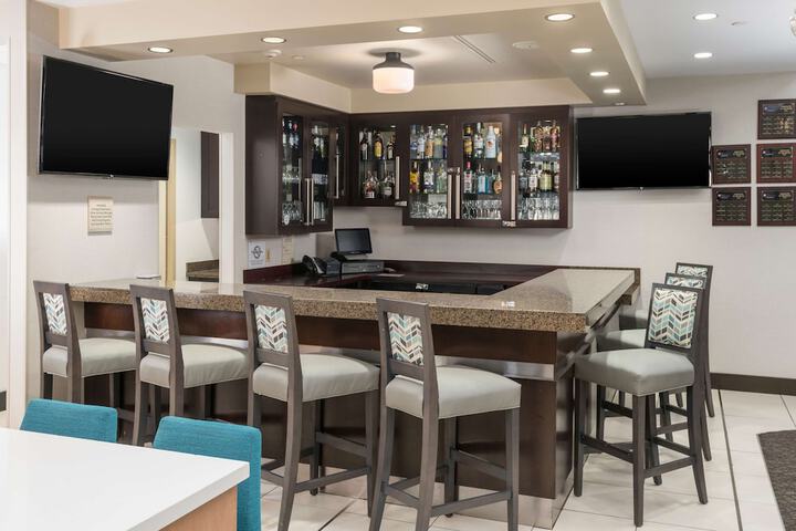 Lounge 36 of 37