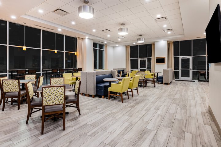 Holiday Inn Express & Suites Lincoln Downtown by IHG