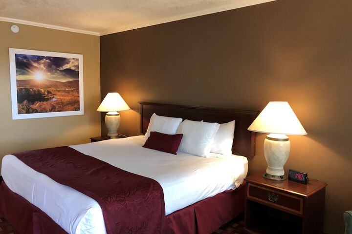 Days Inn & Suites by Wyndham Logan