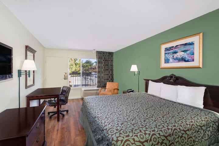 Room 12 of 25