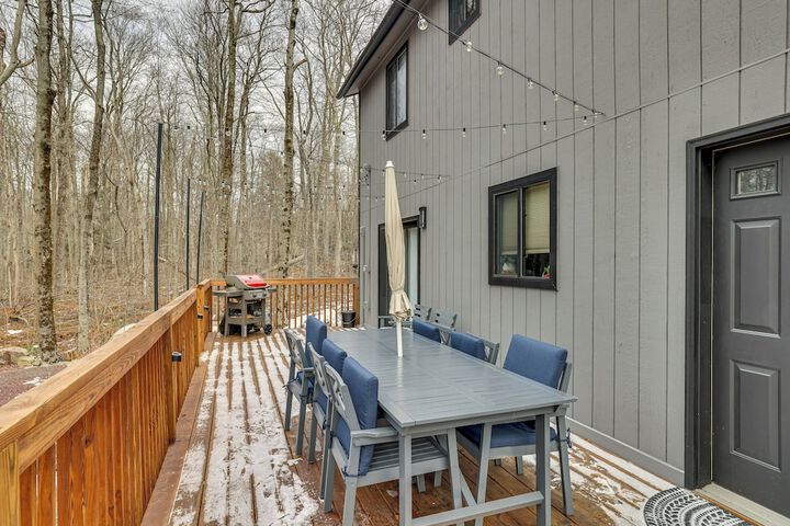 Pocono Pines Home w / Private Hot Tub!