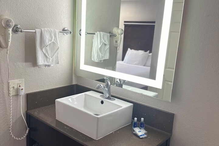 Room 25 of 33