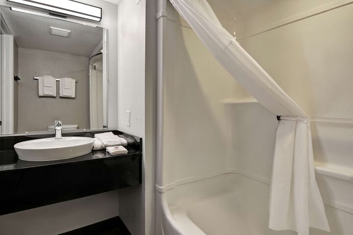Room 25 of 28