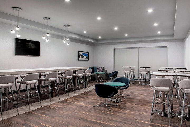 Lounge 41 of 46