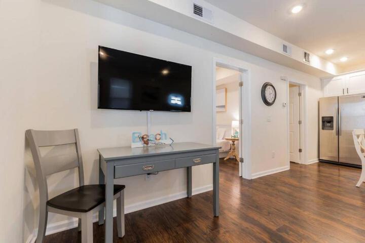 2 Blocks from Beach-Sleeps 16