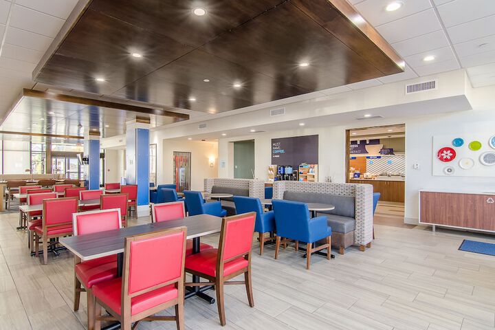 Holiday Inn Express & Suites Atchison by IHG