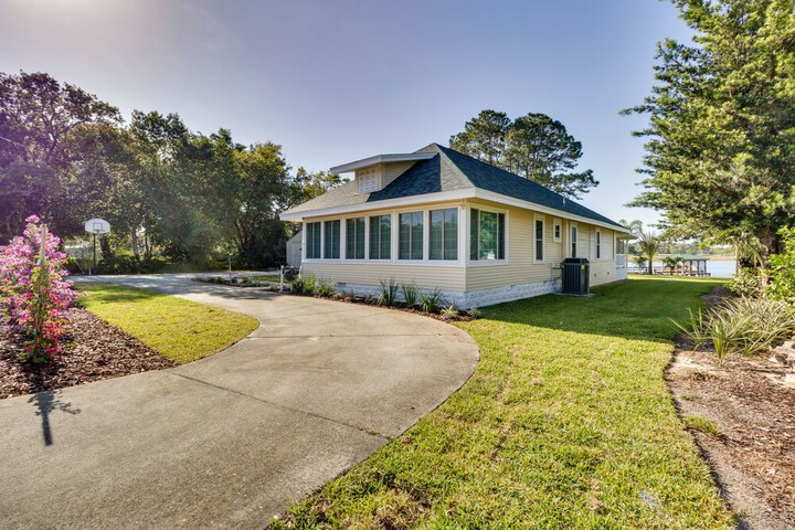 Lakefront Tavares Home w / Deck Patio & Dock!