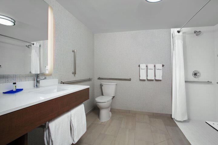 Holiday Inn Express Charleston-Civic Center by IHG