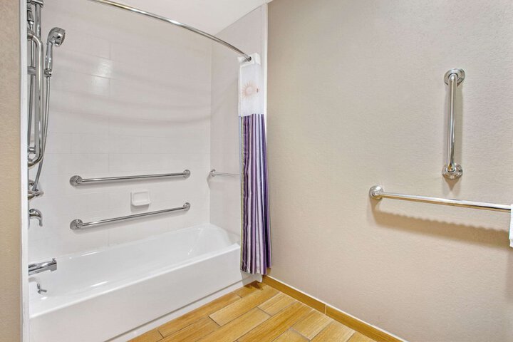 La Quinta Inn & Suites by Wyndham Detroit Metro Airport