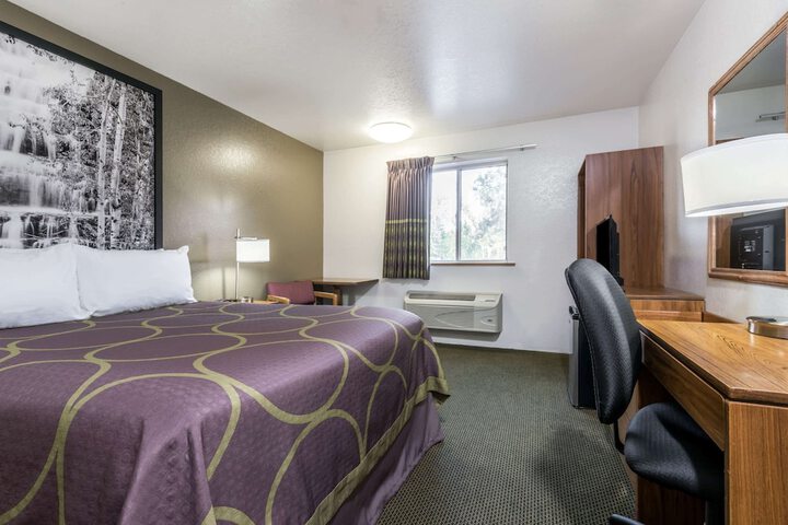 Room 11 of 16