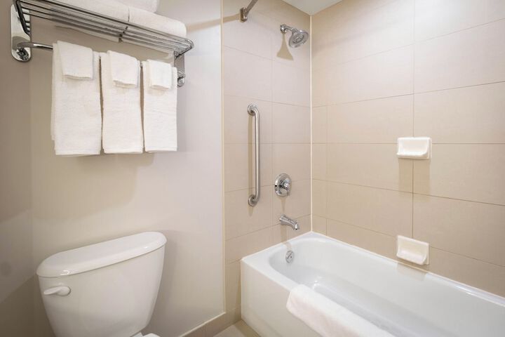 Holiday Inn Express & Suites Kingston Central by IHG