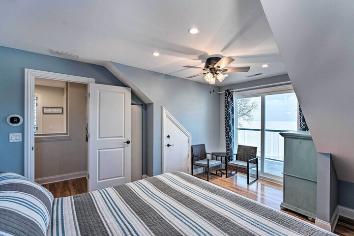 Lakefront Home w / Gorgeous Sunsets Kayaks, & Pier