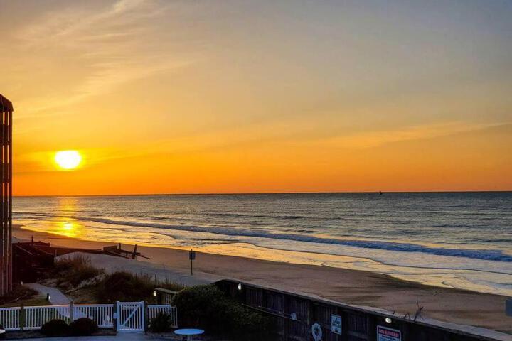 Gorgeous views Oceanfront, Pool,The Driftwood!