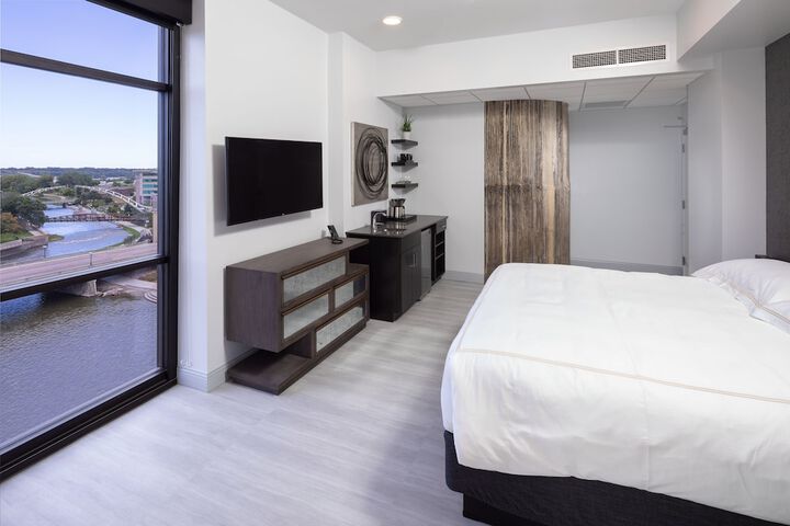 Room 10 of 80