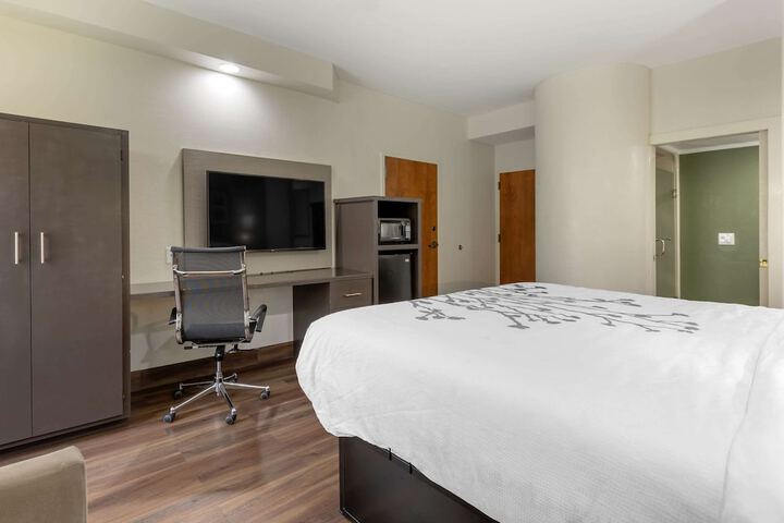 Room 9 of 32