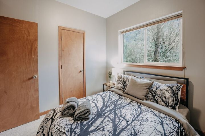 20gs - Wifi - F / p - W/d - Sleeps 6 3 Bedroom Home by RedAwning
