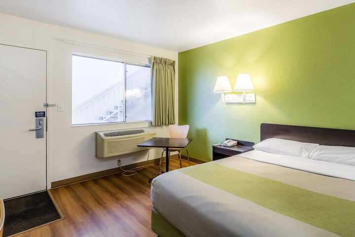 Room 10 of 27
