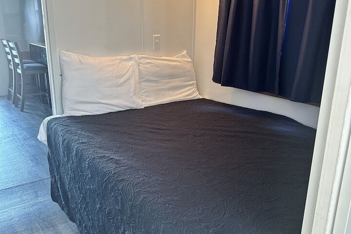 Room 22 of 38
