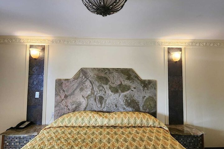 Room 9 of 11