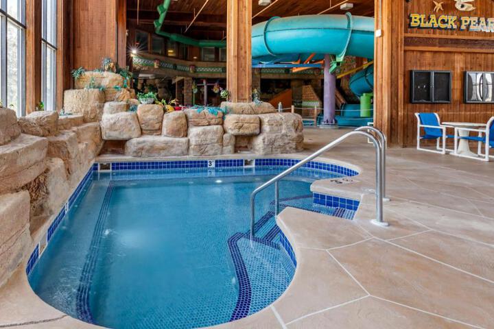 Polynesian Hotel Wisconsin Dells - Near Noahs Ark