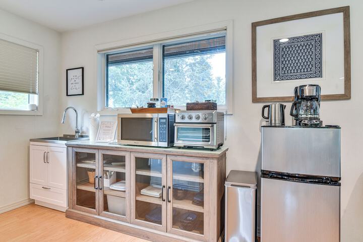 Walk to Willamette River: Studio in West Linn