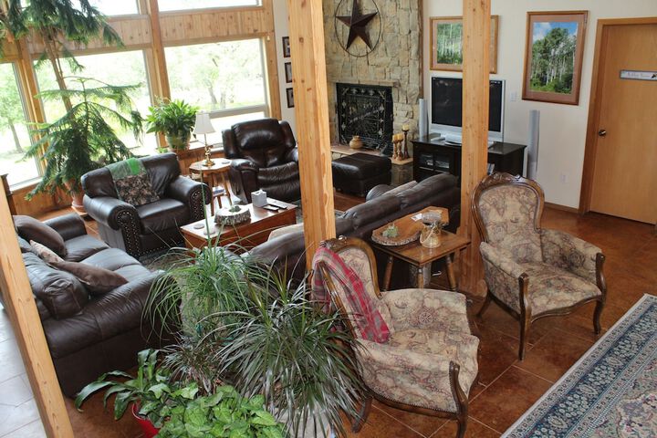 Lounge 22 of 27