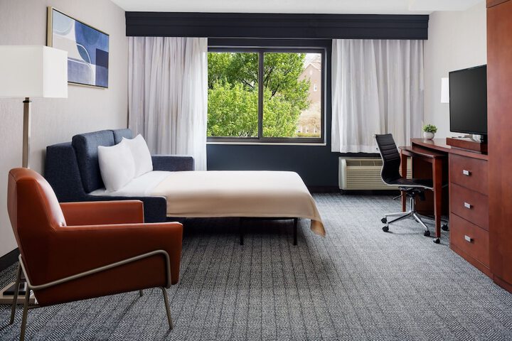Courtyard by Marriott Manchester - Boston Regional Airport