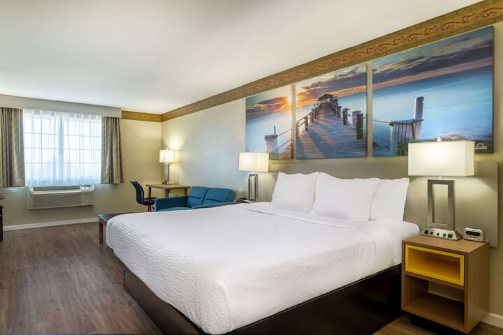 Room 10 of 32