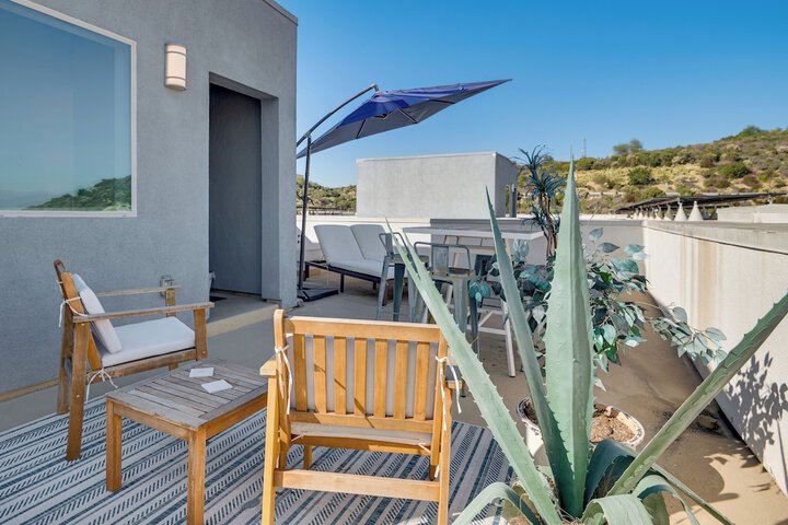 12 Mi to Dtla! Multi-level Charmer w / Pool Access