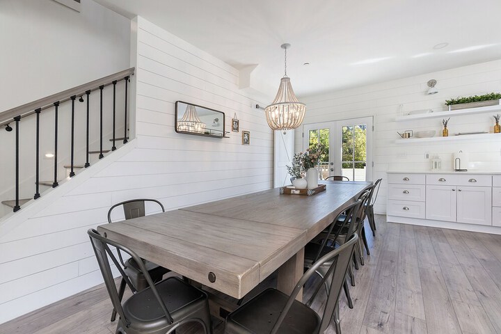 Serene 5BR Farmhouse Retreat Shoreline