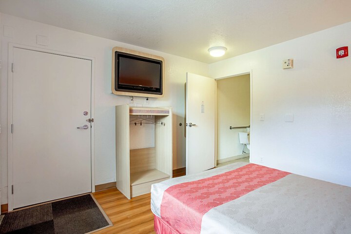 Room 27 of 32