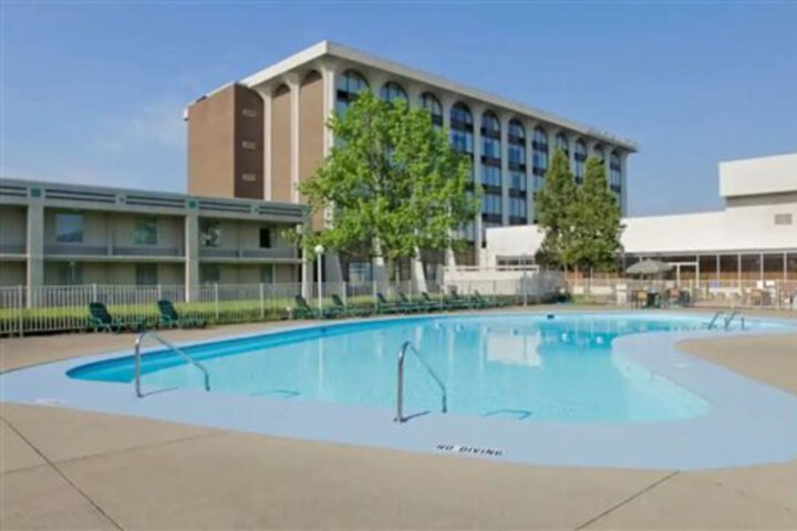 DAYS INN AND SUITES ELYRIA