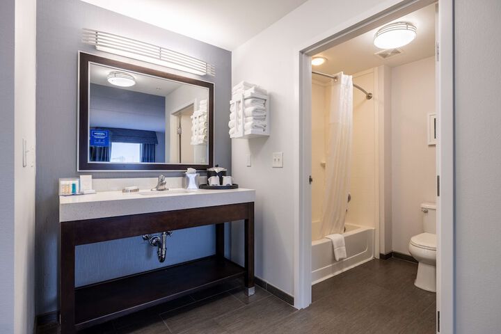Hampton Inn & Suites Greensboro / Coliseum Area