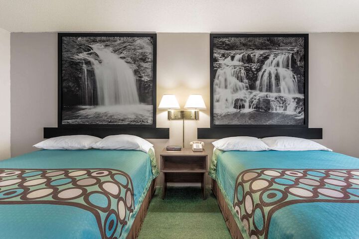 Room 10 of 27