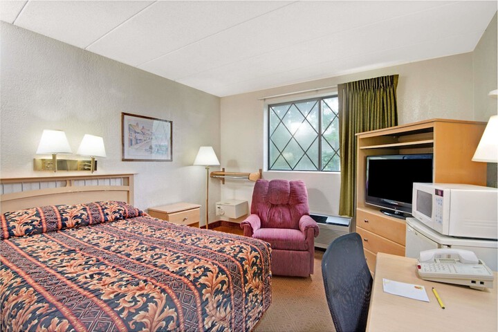 Super 8 by Wyndham Stamford / New York City Area