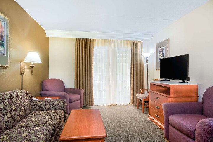 Ramada Hotel & Conference Center by Wyndham Plymouth