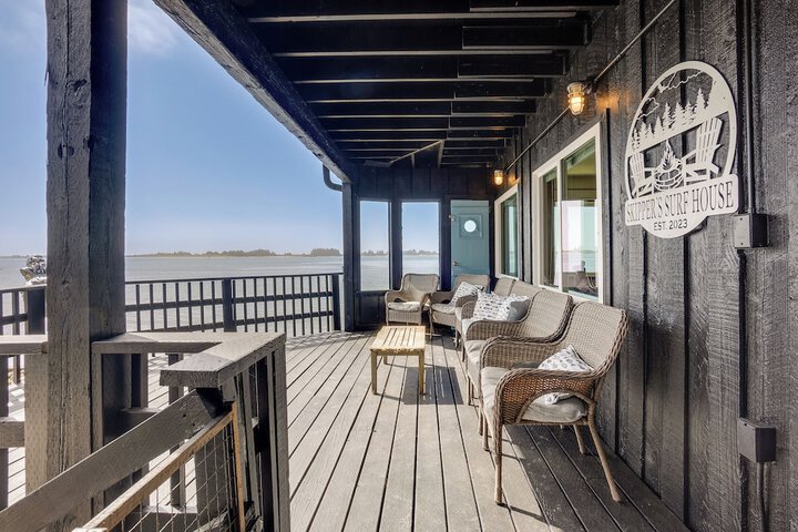 Waterfront Coos Bay Retreat w / Kayaks!