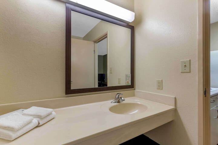 Room 32 of 43